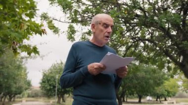 Yaşlı beyaz adam farklı bir yüz ifadesi takınıyor..