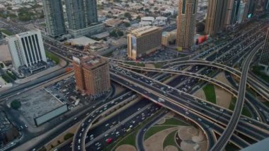 Gökdelenler arasındaki Dubai Otoyolu.