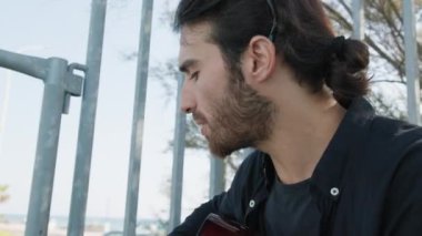 Parkta klasik gitar çalan adam..