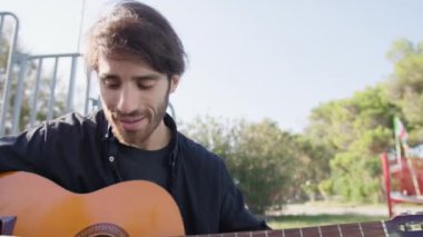 Parkta klasik gitar çalan adam..