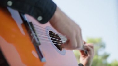 Parkta klasik gitar çalan adam..