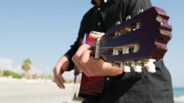 Parkta klasik gitar çalan adam..