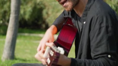 Parkta klasik gitar çalan adam..