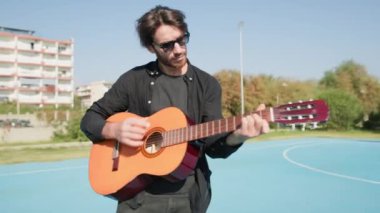 Parkta klasik gitar çalan adam..