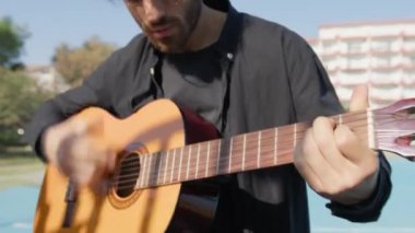 Parkta klasik gitar çalan adam..