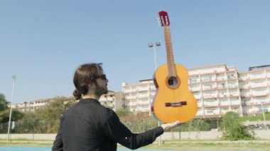 Parkta klasik gitar çalan adam..