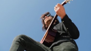 Parkta klasik gitar çalan adam..