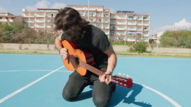 Parkta klasik gitar çalan adam..