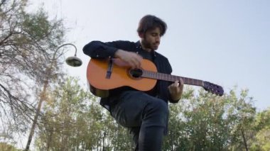 Parkta klasik gitar çalan adam..