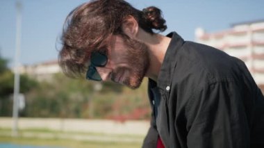 Parkta klasik gitar çalan adam..