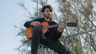 Parkta klasik gitar çalan adam..