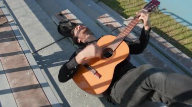 Parkta klasik gitar çalan adam..