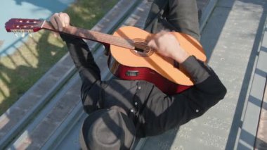 Parkta klasik gitar çalan adam..