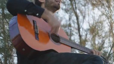 Parkta klasik gitar çalan adam..