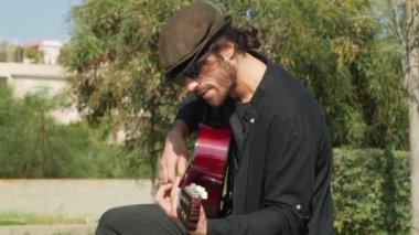 Parkta klasik gitar çalan adam..