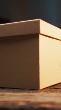 Noel Baba masadaki Noel hediyelerini hazırlıyor..