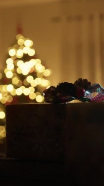 Odadaki Noel Ağacı ve Siluette Hediyeler