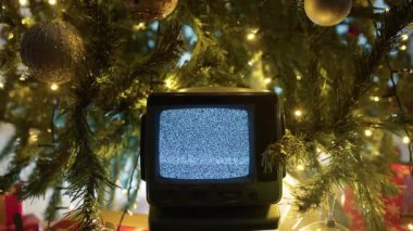 Noel Ağacı Altında Sinyalsiz Statik Televizyon.