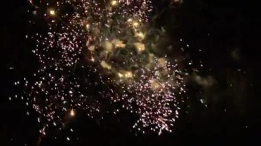 Yeni yıl boyunca gökyüzünde gerçek havai fişek gösterisi