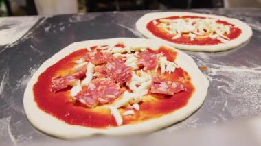 Sokaklarda Napoli Pizzası yapmak.