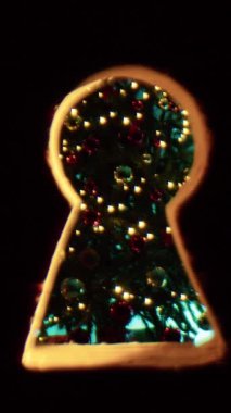 Bir kapı deliğinden Noel Ağacı Odası 'na bakıyorum..