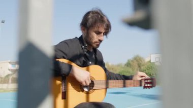 Parkta klasik gitar çalan adam..