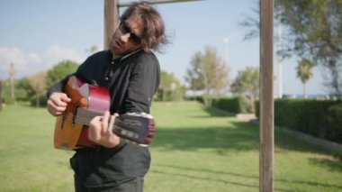 Parkta klasik gitar çalan adam..