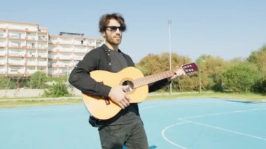 Parkta klasik gitar çalan adam..