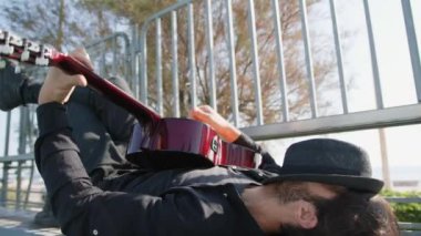 Parkta klasik gitar çalan adam..