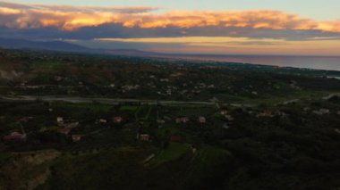 Calabria 'da manzara Gündoğumu Gökyüzü ve Renkli Bulutlar.