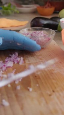 Şef evinde İtalyan balığı yemeği pişiriyor..