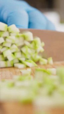 Şef evinde İtalyan balığı yemeği pişiriyor..