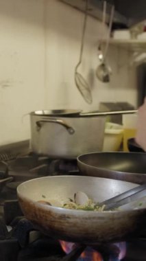 Aşçı lokantada balık pişiriyor..