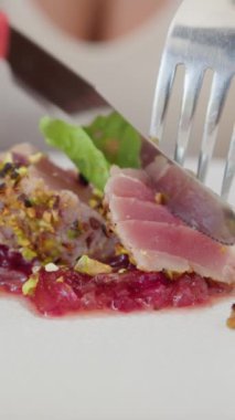 İki genç İtalyan kadın mutfaktaki masada yemek yiyorlar.