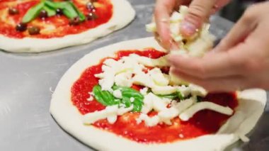 Sokaklarda Napoli Pizzası yapmak.