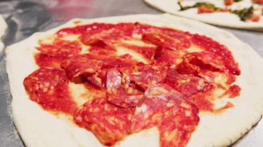 Sokaklarda Napoli Pizzası yapmak.