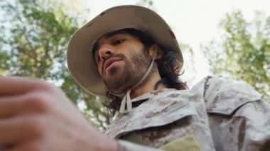 Genç Adam Doğada Yüz İfadesi Yapıyor.