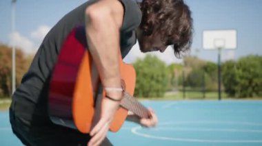 Parkta klasik gitar çalan adam..