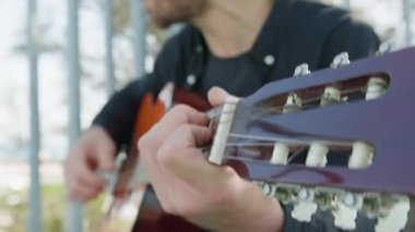 Parkta klasik gitar çalan adam..