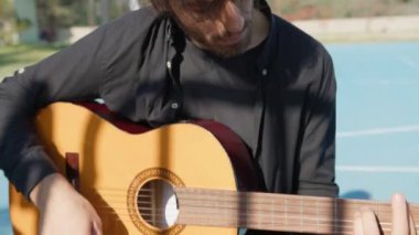 Parkta klasik gitar çalan adam..