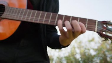 Parkta klasik gitar çalan adam..