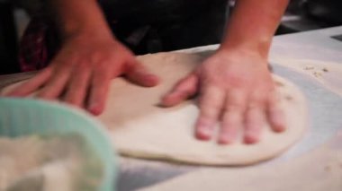 Sokaklarda Napoli Pizzası yapmak.