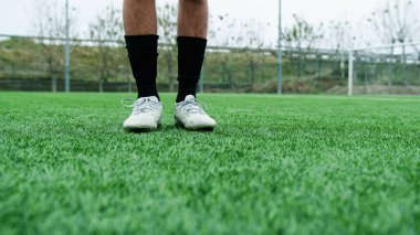 Oyuncu sahada serbest stil futbol oynuyor.
