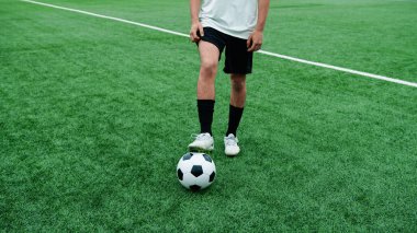 Oyuncu sahada serbest stil futbol oynuyor.
