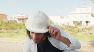 Genç Adam Doğada Yüz İfadesi Yapıyor.
