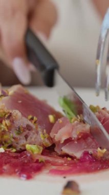 İki genç İtalyan kadın mutfaktaki masada yemek yiyorlar.