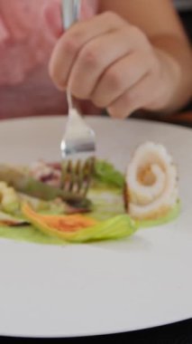 Genç İtalyan Elleri Tabakta Yuvarlanmış Deniz Balığı Kesiyor.