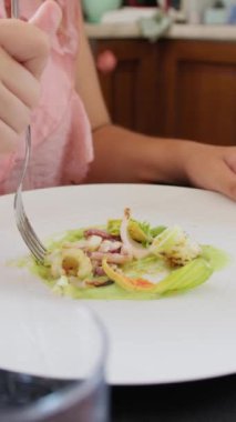 Genç İtalyan Kadın Evde Balık Deniz Levreği Yedi.