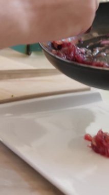 Şef evinde İtalyan balığı yemeği pişiriyor..