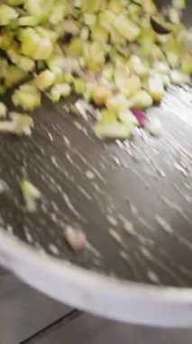 Şef evinde İtalyan balığı yemeği pişiriyor..